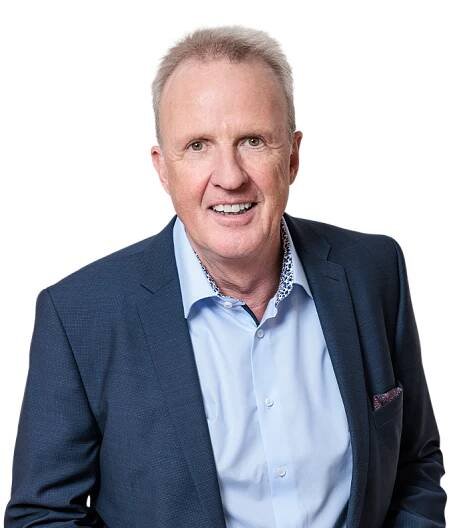Portraitbild einer männlichen Person, die strahlend in die Kamera strahlt