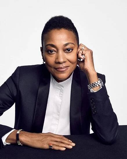 Businessperson, White-collar worker, Formal wear, Photography, Gesture, Suit, Finger, Photo shoot, Sitting, Black hair, 