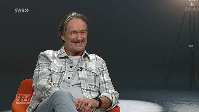Schauspieler Helmut Zierl steht in Stuttgart auf der Bühne
