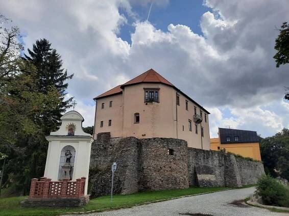 Fotogalerie • Výklenková kaple sv. Jana Nepomuckého (Výklenková kaple, kaplička) • Mapy.com