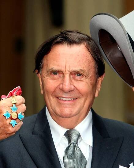 Royalty, stars pay tribute to comedian Barry Humphries in Sydney ceremony