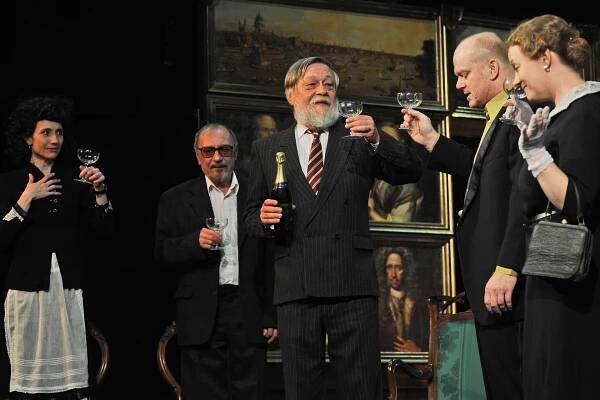 Martina Delišová, Rudolf Starz, Dušan Sitek, David Novotný a Kateřina Holánová v inscenaci Hraběnka, Divadlo Palace Praha, foto: Lucie Vítková