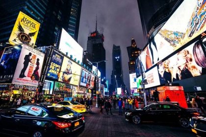 noční provoz na times square, new york city - broadway manhattan - stock snímky, obrázky a fotky