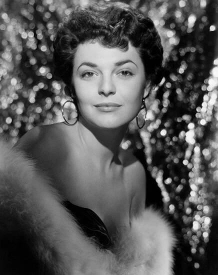 Sladká padesátá: Oscarová herečka Anne Bancroft zahalená jen do úsporné kožešinky vás poškádlí