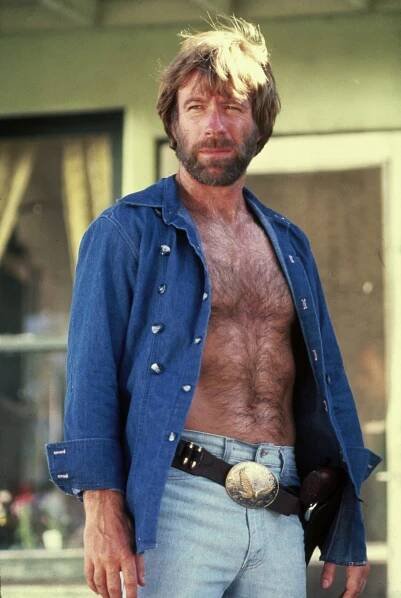 Objel zeměkouli na rotopedu a zabil Mrtvé moře. Legendární Chuck Norris (85) míří do Prahy. Mrkněte, jak dnes vypadá