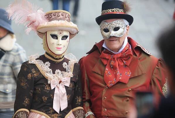 Benátky pobláznil legendární karneval. I svůdník Casanova by se červenal