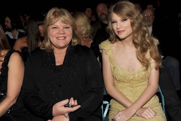 Taylor Swift and her mother, Andrea Swift