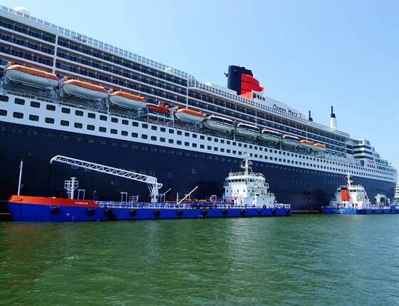 Linsen Nambi vessels bunker the Queen Mary 2 in Durban