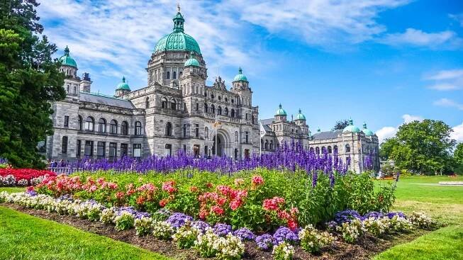 Historické budovy parlamentu v Victoria s barevnými květy, Bc, Kanada — Stock obrázek