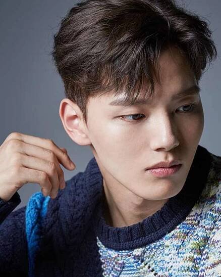 The charismatic Yeo Jin Goo with short hair Wallpaper