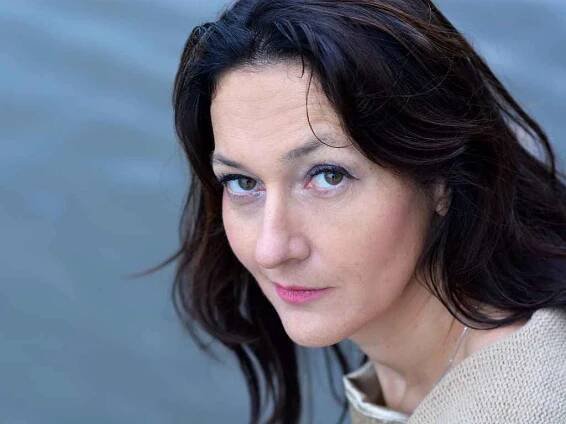 REŽISÉRKA EVA TOMANOVÁ natáčela dokument Stále spolu dva roky a začala před třemi lety. Snažila se před kamerou nehodnotit a zůstala pozorovatelem. České filmy jsou podle ní doslovné a chtěla nechat diváka, aby si názor na rodinu Mlčochových udělal sám.
