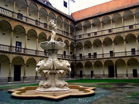 nadvori s fontanou zamek Bucovice 768x576