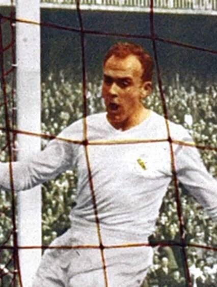 Real Madrid's superstar Alfredo Di Stéfano scoring a goal, August 1959 (source: El Gráfico N° 2083).