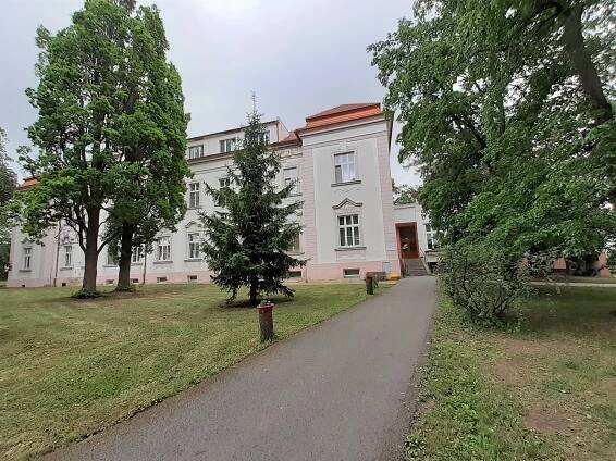 Muž při útěku z léčebny v Beřkovicích hrozil násilím. Policie po něm stále pátrá