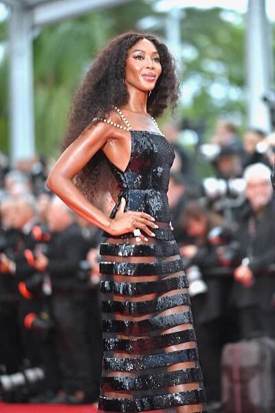 Naomi Campbell v Cannes boduje: Po famózní róbě na premiéře jí večer vykouklo ňadro z výstřihu