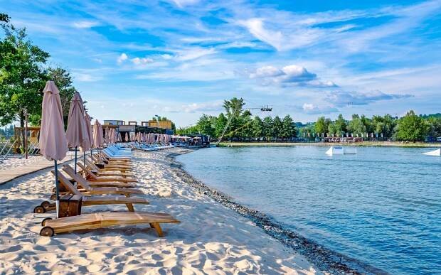 Piešťany přímo u přehrady Sĺňava: Hotel Korekt *** s polopenzí, venkovními bazény s lehátky a dětským hřištěm