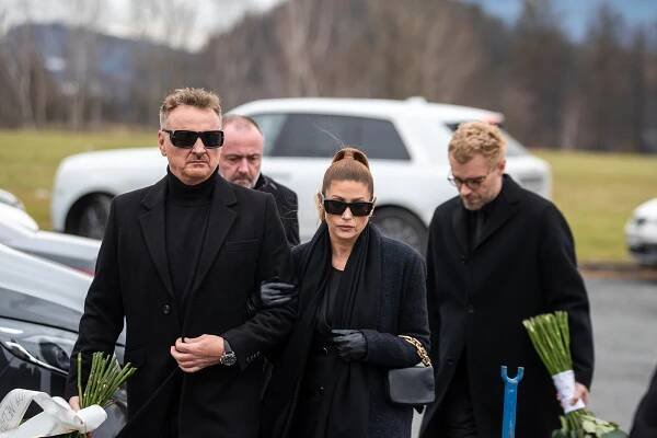 Pohřeb Heleny Zeťové: Se zpěvačkou se na Valašsku loučila rodina i přátelé