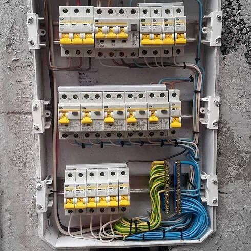 Před instalací zvonku musíte vypnout elektřinu na rozvaděči