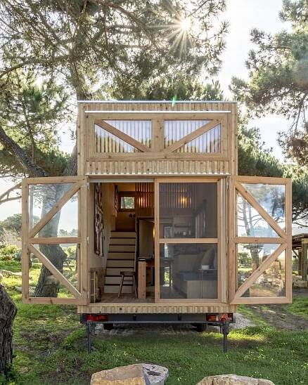 Posuvné dveře do interiéru - Adraga Tiny House v Portugalsku