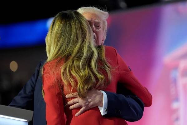 Bývalý americký prezident Donald Trump v závěru čtyřdenního sjezdu Republikánské strany přijal nominaci do listopadových prezidentských voleb.
