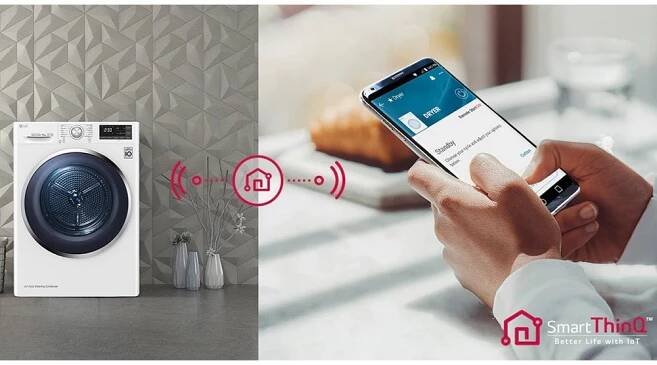 Ruce držící telefon ovládající přes chytrou domácnost sušičku prádla LG RC81V5AV7N_04