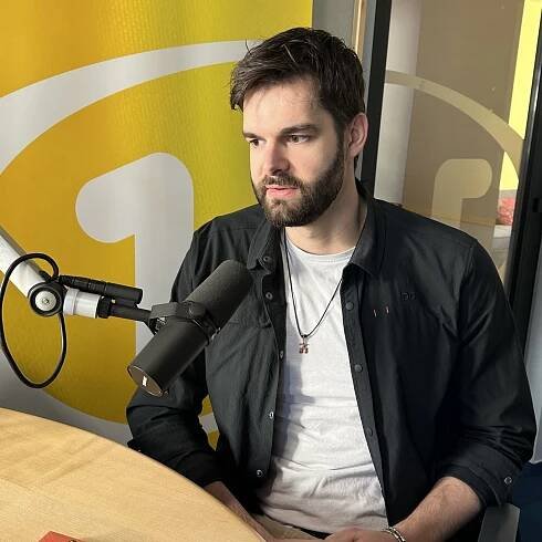 Jonáš Ledecký: Obrazy mám raději barevné, ale komiks kreslím po staru tužkou na papír | Host Frekvence 1