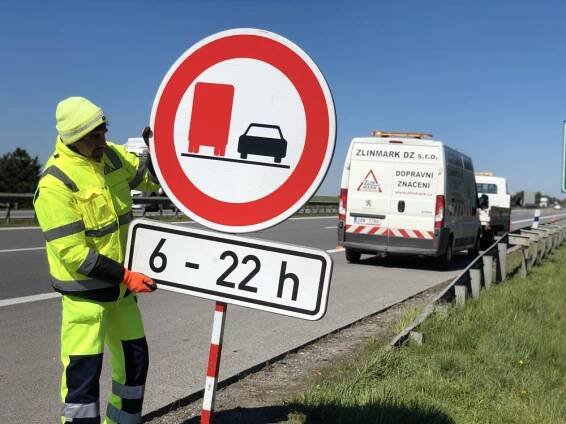 VIDEO: Na D1 přibyly další značky, které řidičům kamionů zakazují předjíždění. Celkem jich bude 250