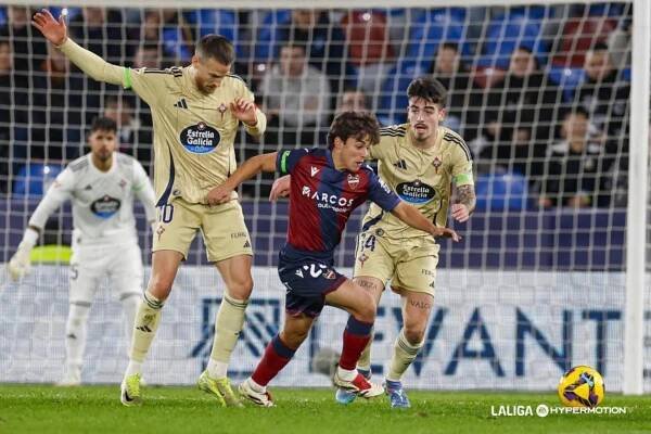 Carlos Álvarez durante un partido de Segunda División.