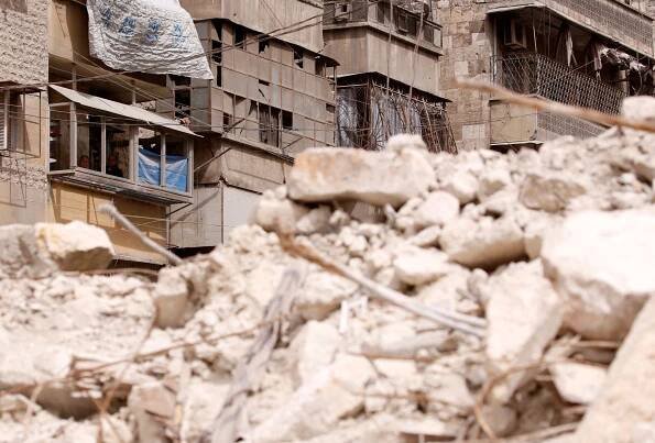 Foto: Aleppo dál v troskách. V sutinách tlejí mrtvé krysy, lidé si domy opravují sami