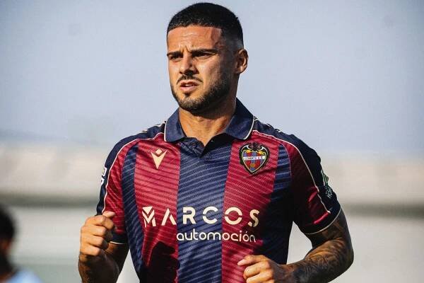 Sergio Lozano, en un partido con el Levante.