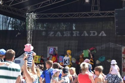 FOTO: Čiperkové zpívali, děti skákaly na hradě. Zahradu Čech oživil Kinder Fest