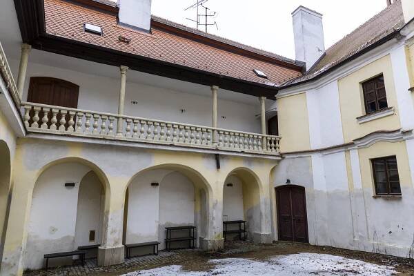 Fotky: Zámek býval plný vycpaných tygrů a medvědů. Teď hledá nového majitele