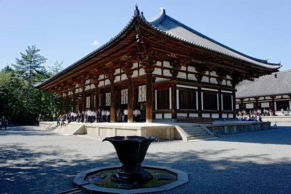 Mladík z Kanady poničil posvátný japonský chrám z 8. století - Minutové zprávy 