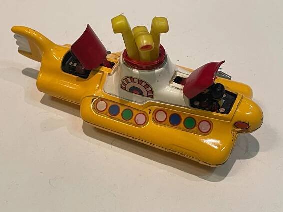 hračka ponorka Corgi Yellow Submarine Beatles - Starožitnosti a umění