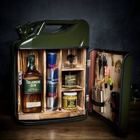 Kanystr bar s whiskey