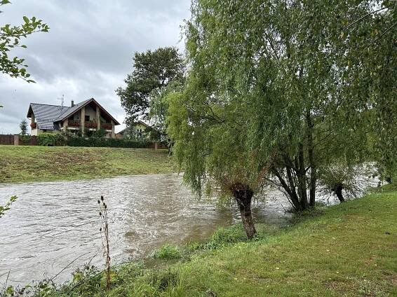 Potoky na Berounsku už klesají. Králův Dvůr odstraní ve čtvrtek mobilní hráz