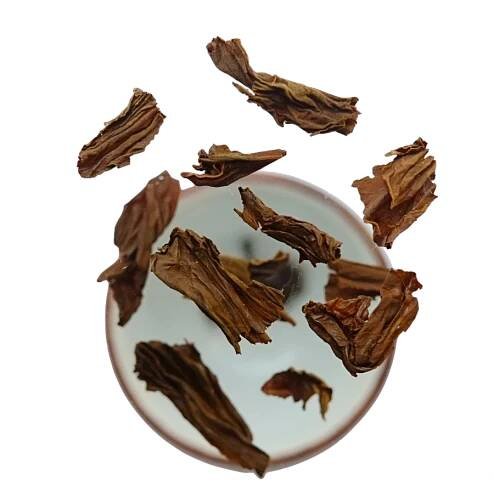 Earl Grey, který padá do šálku. Černý čaj ovoněný bergamotem