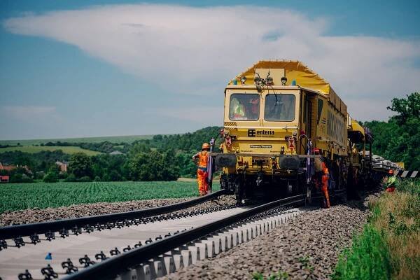 Na rekonstrukci železniční trati v úseku Kunovice – Hradčovice spolupracují Hroší stavby Morava a Hrochostroj | Velká Parta