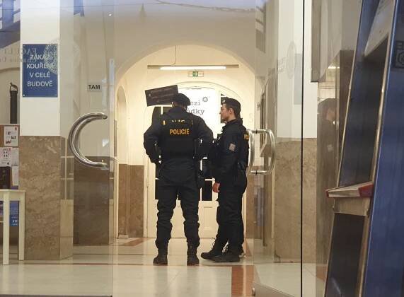 Muž vyhrožoval na filozofické fakultě v Praze střelbou. Policisté ho zadrželi