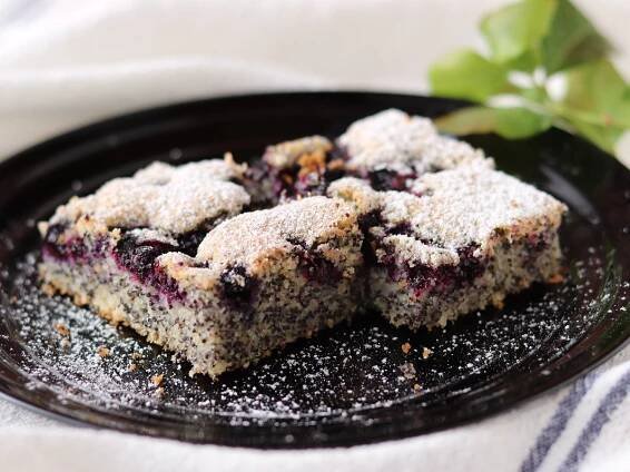 Koláč lenivá žena bez lepku, mlieka a s čučoriedkami, Koláče, recept