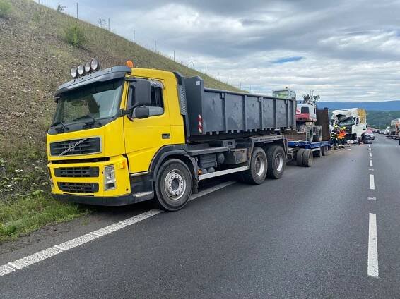 Tragická nehoda dvou kamionů uzavřela dálnici D8. Jeden z řidičů zemřel