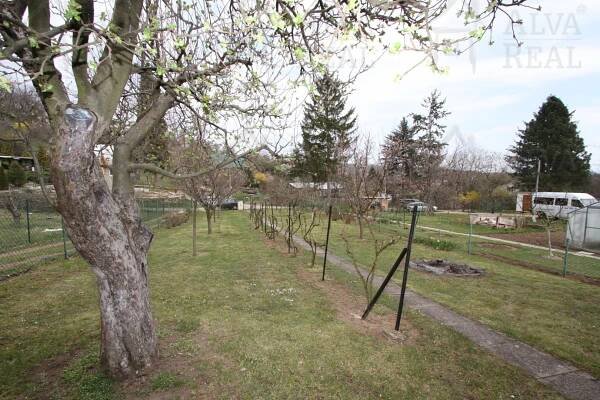 Pozemek s chatou v Želešicích, zast. pl. 27 m2 plus přístavky, elektřina, voda, plyn. ALVA REAL