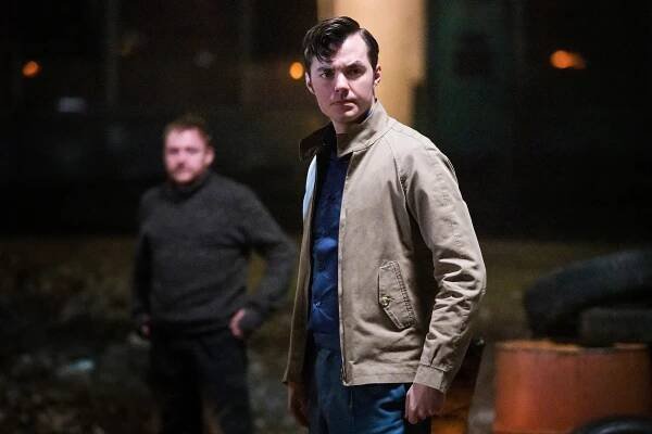 Pennyworth - The Burning Bridge (S02E02) (2020) | Galerie - Z epizody | ČSFD.cz