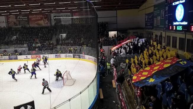 Soubor:HC ZUBR Přerov - LHK Jestřábi Prostějov 2015-16.jpg