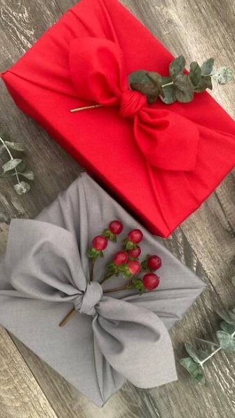 Learn how to create a beautifully wrapped gift with a bow-like knot using fabric in this easy and elegant gift wrapping tutorial. ❤️ . . . #furoshiki #fabricgiftwrapping #fabricwrapping #christmascrafts #christmas #giftwrapping #wrapping #wrappinggifts