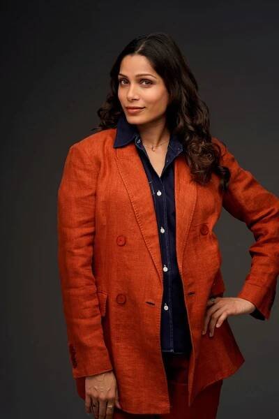 Freida Pinto - A Christmas Number One - Promo