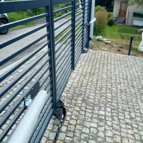 Samonosná a pojezdová brána 8