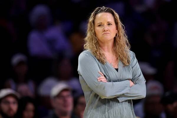 LOS ANGELES, CALIFORNIA - AUGUST 07: Head coach Lynne Roberts.