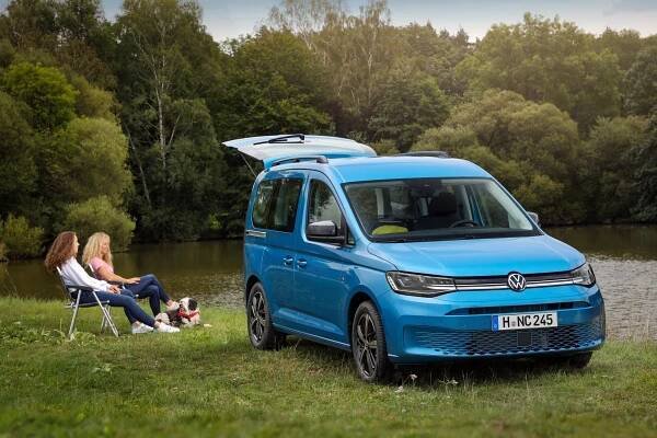 Bydlet se dá i v nejmenší dodávce Volkswagenu. Caddy California má stan nebo kuchyň