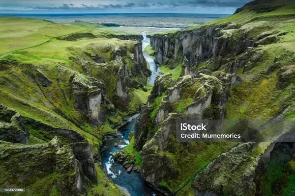 Ohromující výhled na kaňon Fjadrargljufur přirozeně erodovaný s Fjadrou protékající roklí v létě na Islandu - Bez autorských poplatků Island Stock fotka